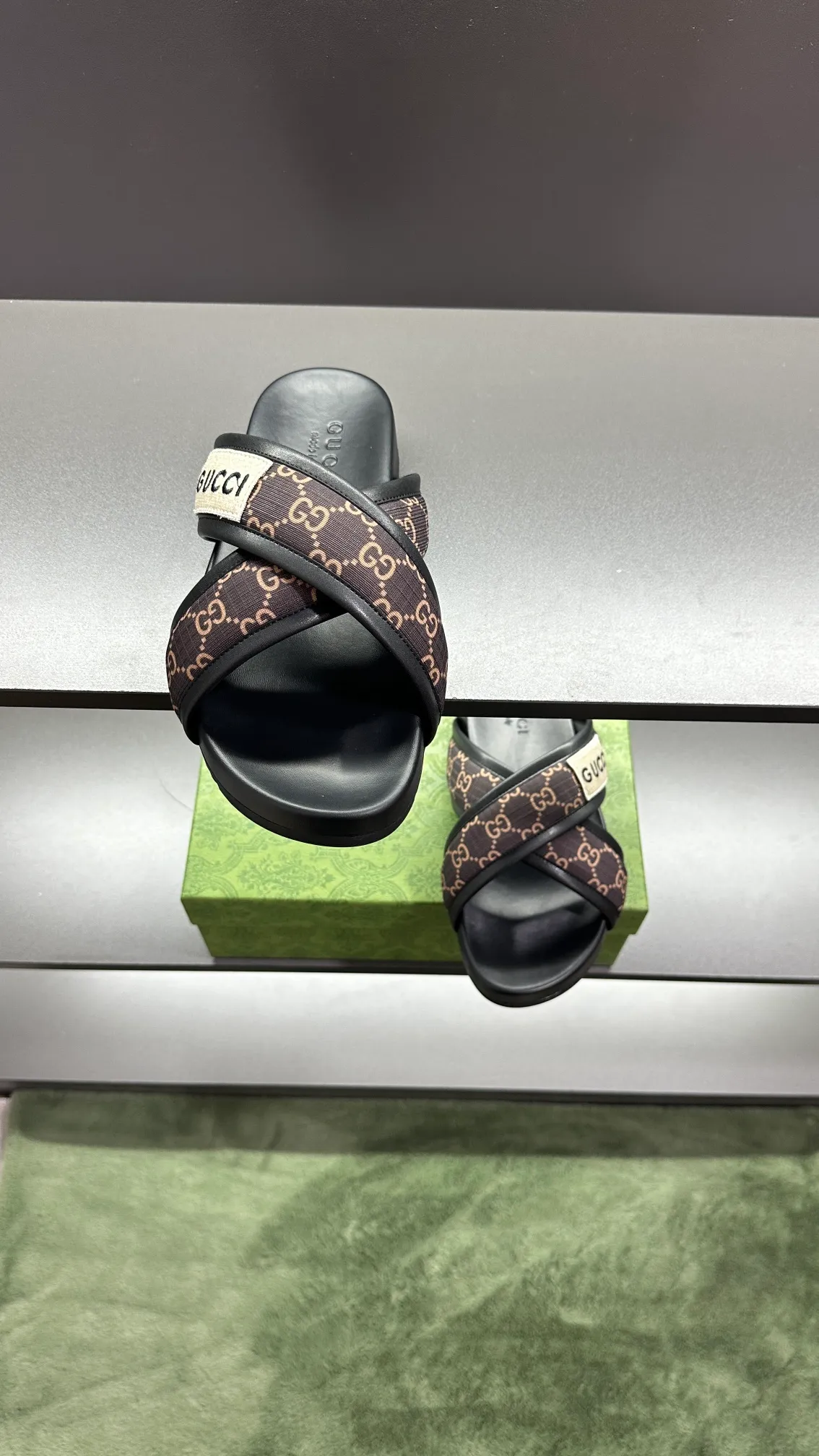 [G Family Couple Style] P: 300💰Female size 36~40 Men's size 39~45, (46. Custom-made Unisex GG slippers This slipper is made of GG polyester fiber and is decorated with a Gucci label on the front, adding a striking logo feel to the style. Beige GG recycled polyester fiber Unisex leather trim "Gucci Made in Italy" embroidered label Rubber sole Flat Made in Italy